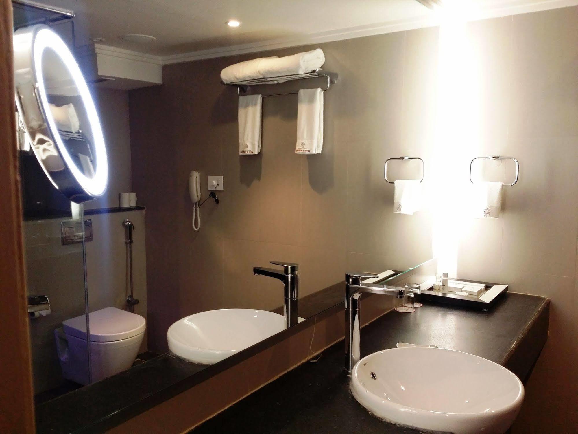 Hotel Oxina Lygon Tiruchirappalli Bagian luar foto